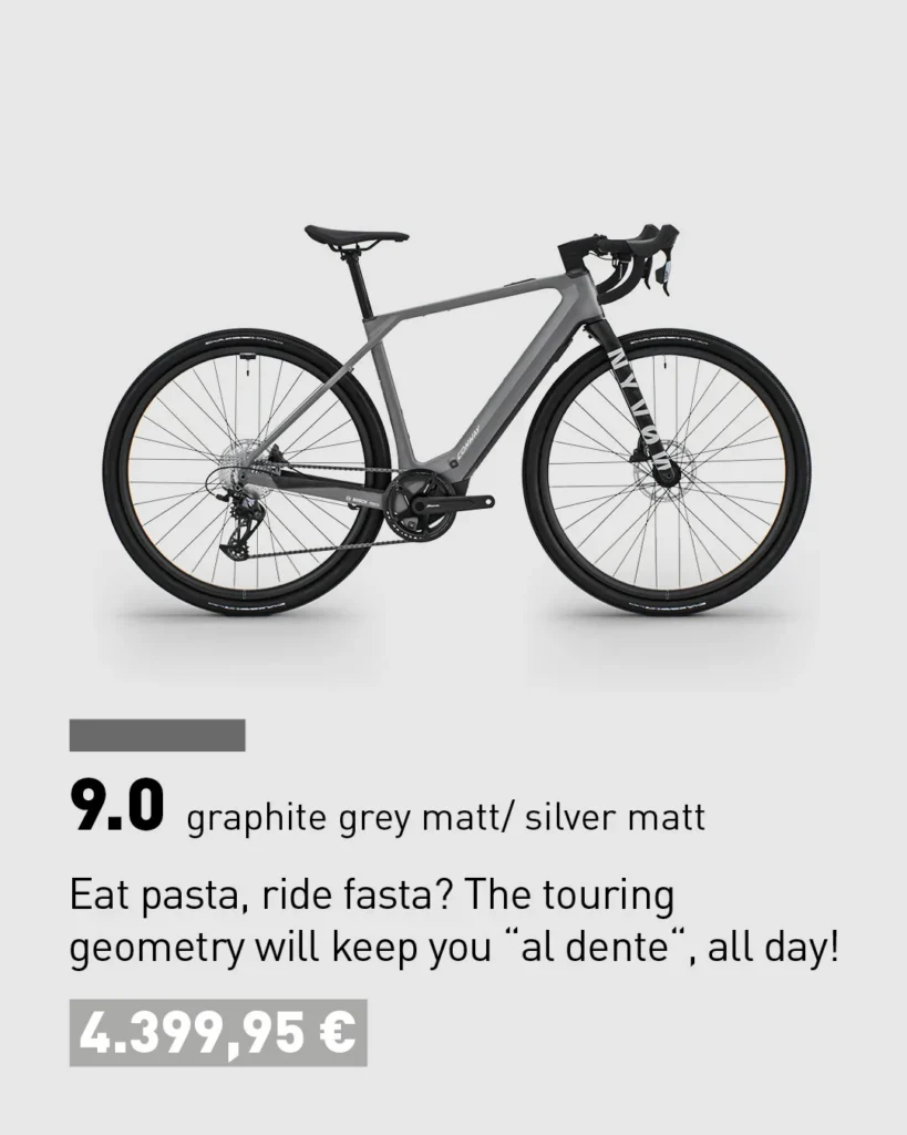 Foto eines graphitgrauen E-Gravel-Bikes. Das Bild zeigt das Modell 9.0 in mattem Graphitgrau und mattem Silber, den Schriftzug Eat pasta, ride fasta? The touring geometry will keep you al dente, all day! sowie den Preis von 4.399,95 €.