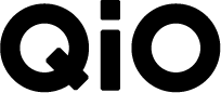 Logo mit den Buchstaben „QIO“ in fetter, schwarzer Großschrift auf hellgrauem Hintergrund.